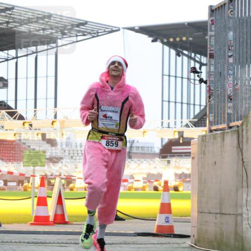 08.12.2024 - St. Pauli X-Mass-Run No. 14 H.Heesch http://msf.ph/oto/7488602 08.12.2024 09:53:48 Ziel 183, 2084, 3023, 859, 1818, 2844 meine-sportfotos.de