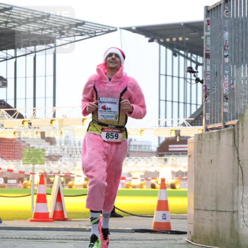 08.12.2024 - St. Pauli X-Mass-Run No. 14 H.Heesch http://msf.ph/oto/7488606 08.12.2024 09:53:48 Ziel 183, 2084, 3023, 859, 1818, 2844 meine-sportfotos.de
