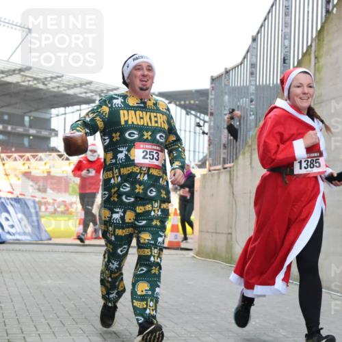 08.12.2024 - St. Pauli X-Mass-Run No. 14 H.Heesch http://msf.ph/oto/7488607 08.12.2024 10:03:30 Ziel 253, 613, 630, 1219, 1385, 1958, 2213, 2265, 3039, 253, 406, 809, 1385 meine-sportfotos.de