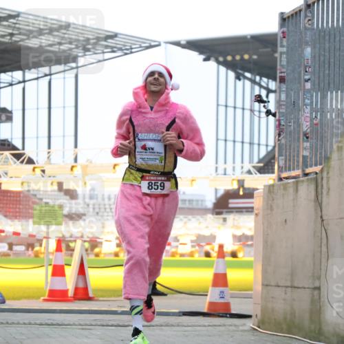 08.12.2024 - St. Pauli X-Mass-Run No. 14 H.Heesch http://msf.ph/oto/7488611 08.12.2024 09:53:48 Ziel 183, 2084, 3023, 859, 1818, 2844 meine-sportfotos.de