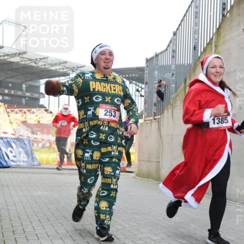 08.12.2024 - St. Pauli X-Mass-Run No. 14 H.Heesch http://msf.ph/oto/7488614 08.12.2024 10:03:30 Ziel 253, 613, 630, 1219, 1385, 1958, 2213, 2265, 3039, 253, 406, 809, 1385 meine-sportfotos.de