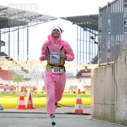 08.12.2024 - St. Pauli X-Mass-Run No. 14 H.Heesch http://msf.ph/oto/7488617 08.12.2024 09:53:48 Ziel 183, 2084, 3023, 859, 1818, 2844 meine-sportfotos.de
