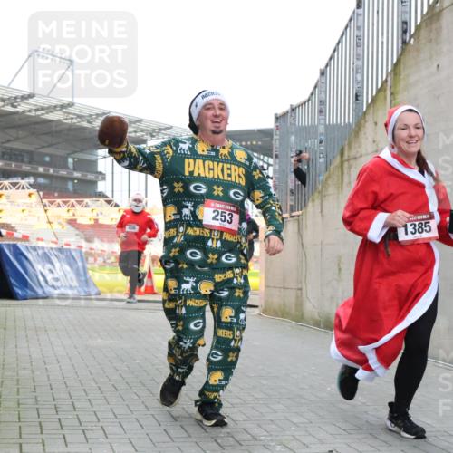 08.12.2024 - St. Pauli X-Mass-Run No. 14 H.Heesch http://msf.ph/oto/7488620 08.12.2024 10:03:30 Ziel 253, 613, 630, 1219, 1385, 1958, 2213, 2265, 3039, 253, 406, 809, 1385 meine-sportfotos.de