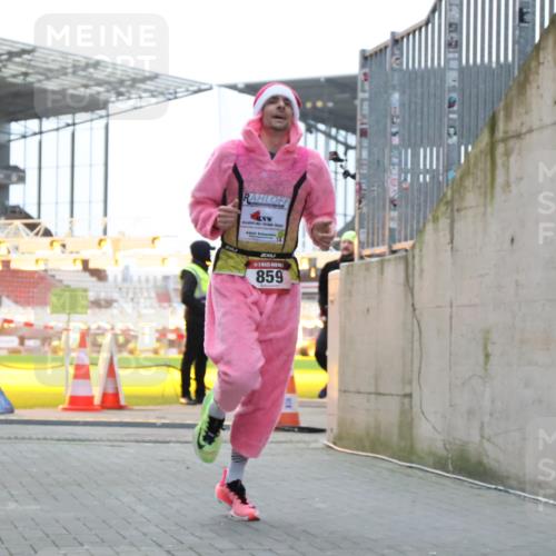 08.12.2024 - St. Pauli X-Mass-Run No. 14 H.Heesch http://msf.ph/oto/7488627 08.12.2024 09:53:48 Ziel 183, 2084, 3023, 859, 1818, 2844 meine-sportfotos.de