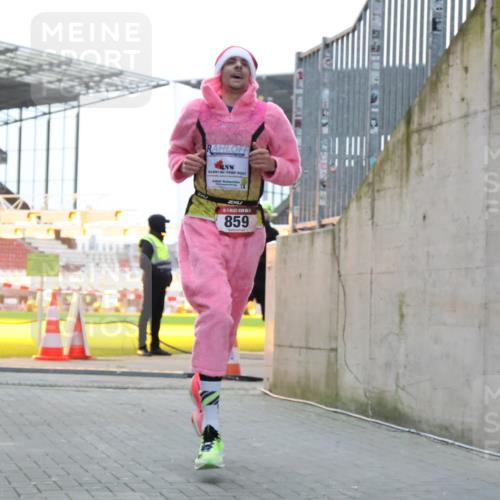 08.12.2024 - St. Pauli X-Mass-Run No. 14 H.Heesch http://msf.ph/oto/7488636 08.12.2024 09:53:49 Ziel 183, 859, 2084, 3023, 859, 1818, 2844 meine-sportfotos.de