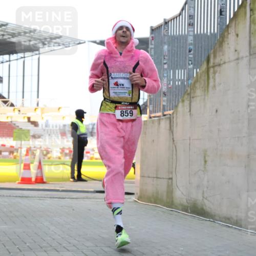 08.12.2024 - St. Pauli X-Mass-Run No. 14 H.Heesch http://msf.ph/oto/7488642 08.12.2024 09:53:49 Ziel 183, 859, 2084, 3023, 859, 1818, 2844 meine-sportfotos.de