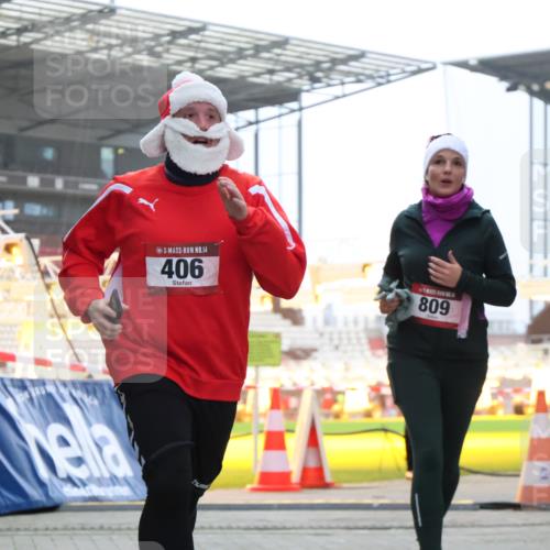 08.12.2024 - St. Pauli X-Mass-Run No. 14 H.Heesch http://msf.ph/oto/7488650 08.12.2024 10:03:33 Ziel 253, 406, 1219, 1385, 1958, 2213, 2265, 3039, 406, 809 meine-sportfotos.de