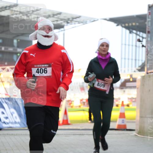 08.12.2024 - St. Pauli X-Mass-Run No. 14 H.Heesch http://msf.ph/oto/7488662 08.12.2024 10:03:33 Ziel 253, 406, 1219, 1385, 1958, 2213, 2265, 3039, 406, 809 meine-sportfotos.de