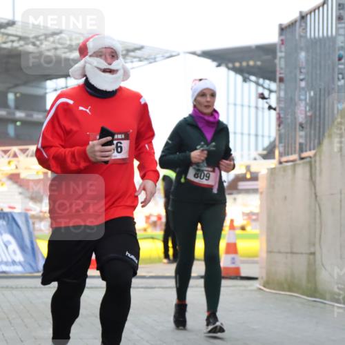 08.12.2024 - St. Pauli X-Mass-Run No. 14 H.Heesch http://msf.ph/oto/7488677 08.12.2024 10:03:33 Ziel 253, 406, 1219, 1385, 1958, 2213, 2265, 3039, 406, 809 meine-sportfotos.de