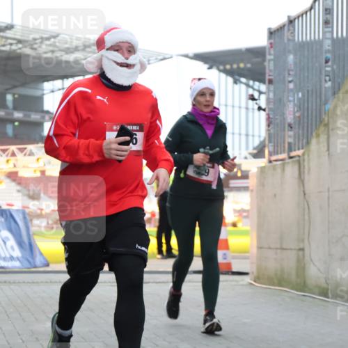 08.12.2024 - St. Pauli X-Mass-Run No. 14 H.Heesch http://msf.ph/oto/7488683 08.12.2024 10:03:33 Ziel 253, 406, 1219, 1385, 1958, 2213, 2265, 3039, 406, 809 meine-sportfotos.de