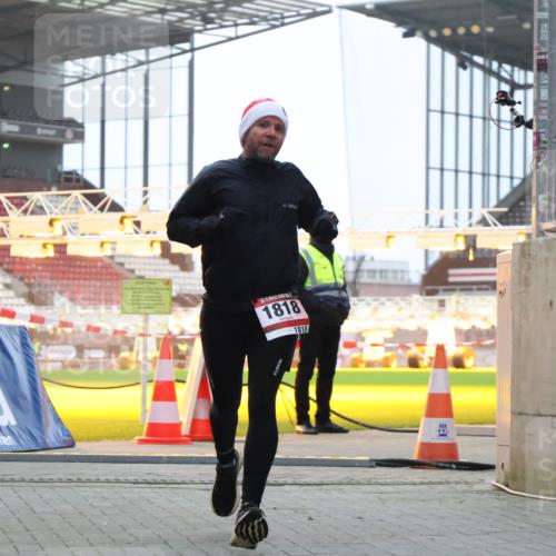08.12.2024 - St. Pauli X-Mass-Run No. 14 H.Heesch http://msf.ph/oto/7488686 08.12.2024 09:53:56 Ziel 183, 859, 1818, 2084, 2844, 3023, 1818 meine-sportfotos.de