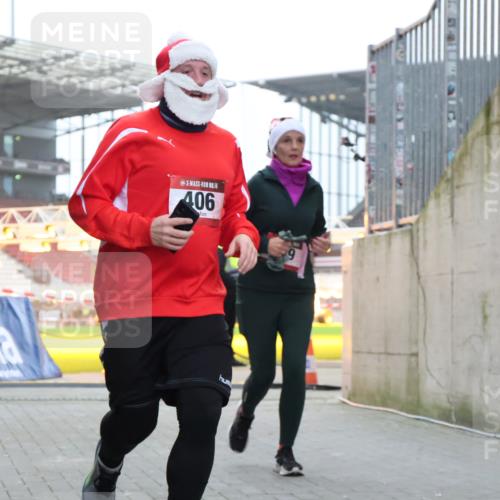 08.12.2024 - St. Pauli X-Mass-Run No. 14 H.Heesch http://msf.ph/oto/7488688 08.12.2024 10:03:34 Ziel 253, 406, 809, 1219, 1385, 1958, 2213, 2265, 3039, 406, 809, 2822 meine-sportfotos.de
