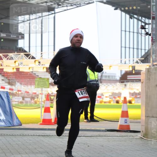 08.12.2024 - St. Pauli X-Mass-Run No. 14 H.Heesch http://msf.ph/oto/7488697 08.12.2024 09:53:56 Ziel 183, 859, 1818, 2084, 2844, 3023, 1818 meine-sportfotos.de