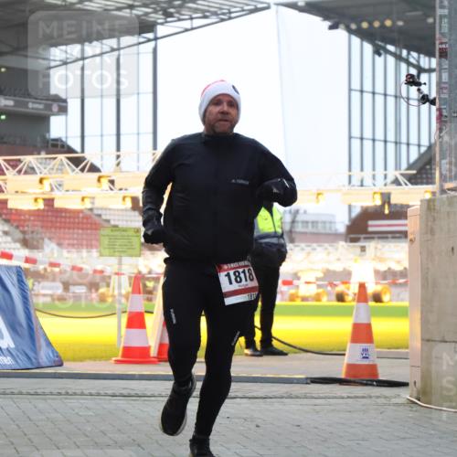 08.12.2024 - St. Pauli X-Mass-Run No. 14 H.Heesch http://msf.ph/oto/7488704 08.12.2024 09:53:56 Ziel 183, 859, 1818, 2084, 2844, 3023, 1818 meine-sportfotos.de