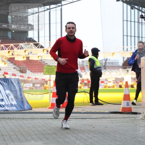 08.12.2024 - St. Pauli X-Mass-Run No. 14 H.Heesch http://msf.ph/oto/7488735 08.12.2024 09:54:13 Ziel 216, 1718, 1850 meine-sportfotos.de
