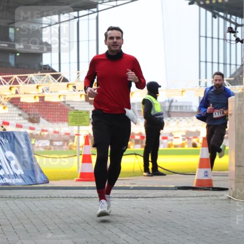 08.12.2024 - St. Pauli X-Mass-Run No. 14 H.Heesch http://msf.ph/oto/7488750 08.12.2024 09:54:13 Ziel 216, 1718, 1850 meine-sportfotos.de