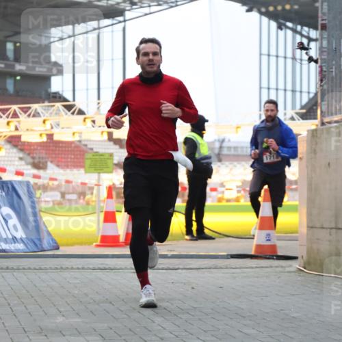 08.12.2024 - St. Pauli X-Mass-Run No. 14 H.Heesch http://msf.ph/oto/7488762 08.12.2024 09:54:13 Ziel 216, 1718, 1850 meine-sportfotos.de