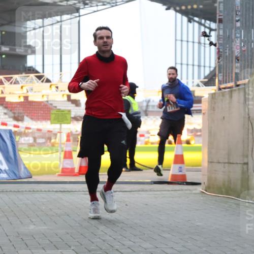 08.12.2024 - St. Pauli X-Mass-Run No. 14 H.Heesch http://msf.ph/oto/7488775 08.12.2024 09:54:13 Ziel 216, 1718, 1850 meine-sportfotos.de