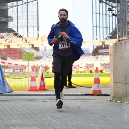 08.12.2024 - St. Pauli X-Mass-Run No. 14 H.Heesch http://msf.ph/oto/7488781 08.12.2024 09:54:15 Ziel 216, 216, 1718, 1850 meine-sportfotos.de