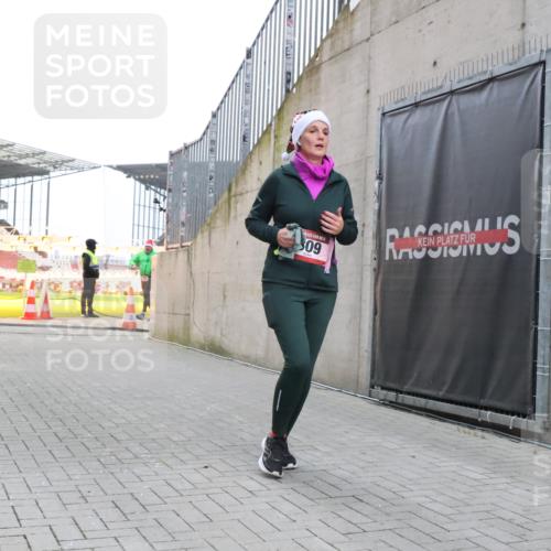 08.12.2024 - St. Pauli X-Mass-Run No. 14 H.Heesch http://msf.ph/oto/7488782 08.12.2024 10:03:35 Ziel 253, 406, 809, 1219, 1385, 1958, 2213, 2265, 3039, 406, 809, 2822 meine-sportfotos.de