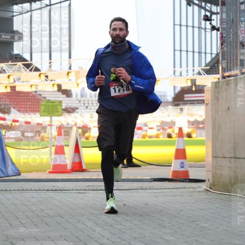 08.12.2024 - St. Pauli X-Mass-Run No. 14 H.Heesch http://msf.ph/oto/7488786 08.12.2024 09:54:15 Ziel 216, 216, 1718, 1850 meine-sportfotos.de