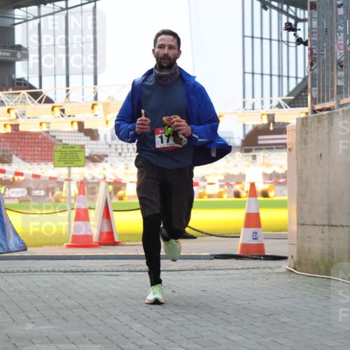 08.12.2024 - St. Pauli X-Mass-Run No. 14 H.Heesch http://msf.ph/oto/7488793 08.12.2024 09:54:15 Ziel 216, 216, 1718, 1850 meine-sportfotos.de
