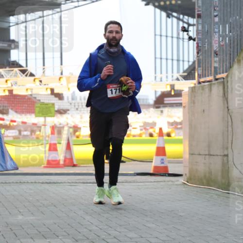 08.12.2024 - St. Pauli X-Mass-Run No. 14 H.Heesch http://msf.ph/oto/7488805 08.12.2024 09:54:15 Ziel 216, 216, 1718, 1850 meine-sportfotos.de