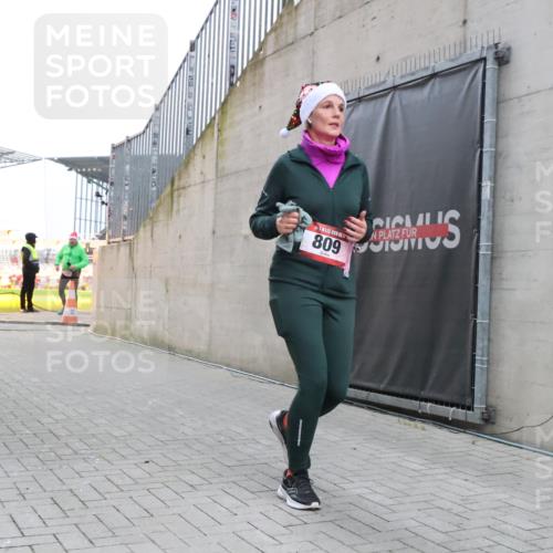 08.12.2024 - St. Pauli X-Mass-Run No. 14 H.Heesch http://msf.ph/oto/7488808 08.12.2024 10:03:35 Ziel 253, 406, 809, 1219, 1385, 1958, 2213, 2265, 3039, 406, 809, 2822 meine-sportfotos.de