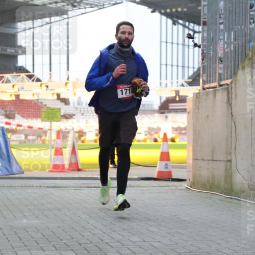 08.12.2024 - St. Pauli X-Mass-Run No. 14 H.Heesch http://msf.ph/oto/7488811 08.12.2024 09:54:15 Ziel 216, 216, 1718, 1850 meine-sportfotos.de