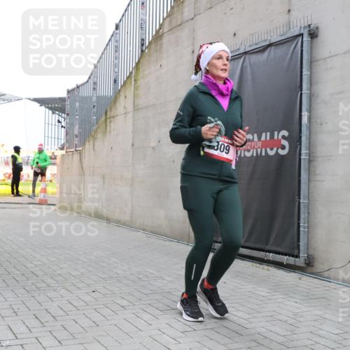 08.12.2024 - St. Pauli X-Mass-Run No. 14 H.Heesch http://msf.ph/oto/7488815 08.12.2024 10:03:35 Ziel 253, 406, 809, 1219, 1385, 1958, 2213, 2265, 3039, 406, 809, 2822 meine-sportfotos.de