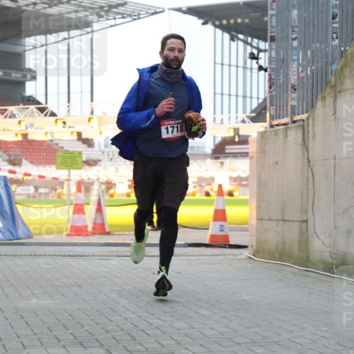 08.12.2024 - St. Pauli X-Mass-Run No. 14 H.Heesch http://msf.ph/oto/7488818 08.12.2024 09:54:15 Ziel 216, 216, 1718, 1850 meine-sportfotos.de