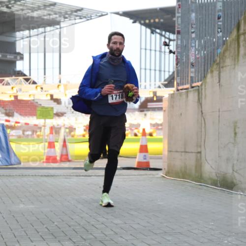 08.12.2024 - St. Pauli X-Mass-Run No. 14 H.Heesch http://msf.ph/oto/7488824 08.12.2024 09:54:15 Ziel 216, 216, 1718, 1850 meine-sportfotos.de
