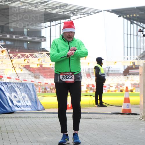 08.12.2024 - St. Pauli X-Mass-Run No. 14 H.Heesch http://msf.ph/oto/7488828 08.12.2024 10:03:39 Ziel 253, 406, 809, 1385, 2822 meine-sportfotos.de