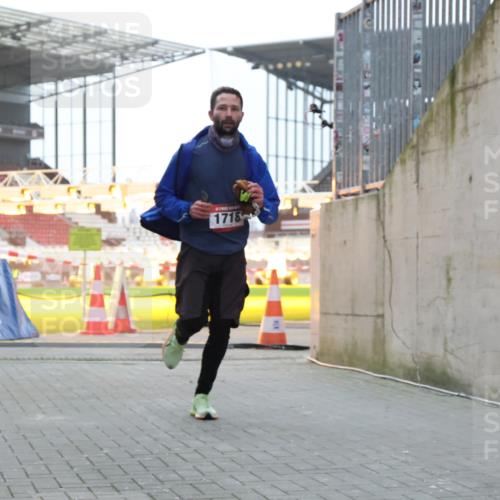08.12.2024 - St. Pauli X-Mass-Run No. 14 H.Heesch http://msf.ph/oto/7488831 08.12.2024 09:54:15 Ziel 216, 216, 1718, 1850 meine-sportfotos.de