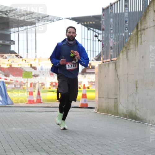 08.12.2024 - St. Pauli X-Mass-Run No. 14 H.Heesch http://msf.ph/oto/7488838 08.12.2024 09:54:15 Ziel 216, 216, 1718, 1850 meine-sportfotos.de