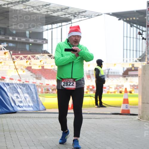 08.12.2024 - St. Pauli X-Mass-Run No. 14 H.Heesch http://msf.ph/oto/7488842 08.12.2024 10:03:39 Ziel 253, 406, 809, 1385, 2822 meine-sportfotos.de