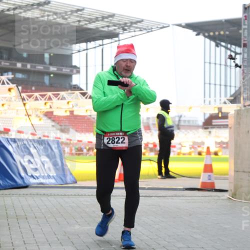 08.12.2024 - St. Pauli X-Mass-Run No. 14 H.Heesch http://msf.ph/oto/7488847 08.12.2024 10:03:39 Ziel 253, 406, 809, 1385, 2822 meine-sportfotos.de