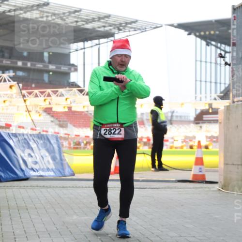 08.12.2024 - St. Pauli X-Mass-Run No. 14 H.Heesch http://msf.ph/oto/7488850 08.12.2024 10:03:39 Ziel 253, 406, 809, 1385, 2822 meine-sportfotos.de