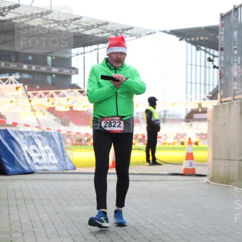 08.12.2024 - St. Pauli X-Mass-Run No. 14 H.Heesch http://msf.ph/oto/7488864 08.12.2024 10:03:40 Ziel 253, 406, 809, 1385, 2822, 3260 meine-sportfotos.de