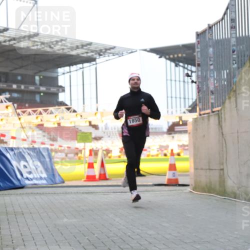08.12.2024 - St. Pauli X-Mass-Run No. 14 H.Heesch http://msf.ph/oto/7488879 08.12.2024 09:54:21 Ziel 216, 1718, 1850, 1850 meine-sportfotos.de