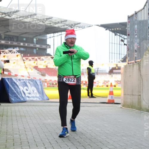 08.12.2024 - St. Pauli X-Mass-Run No. 14 H.Heesch http://msf.ph/oto/7488882 08.12.2024 10:03:40 Ziel 253, 406, 809, 1385, 2822, 3260 meine-sportfotos.de