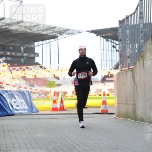 08.12.2024 - St. Pauli X-Mass-Run No. 14 H.Heesch http://msf.ph/oto/7488888 08.12.2024 09:54:21 Ziel 216, 1718, 1850, 1850 meine-sportfotos.de