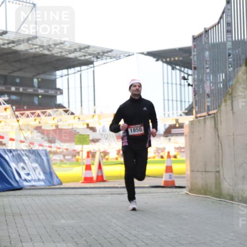 08.12.2024 - St. Pauli X-Mass-Run No. 14 H.Heesch http://msf.ph/oto/7488893 08.12.2024 09:54:21 Ziel 216, 1718, 1850, 1850 meine-sportfotos.de