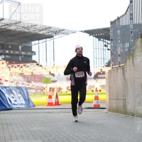 08.12.2024 - St. Pauli X-Mass-Run No. 14 H.Heesch http://msf.ph/oto/7488899 08.12.2024 09:54:21 Ziel 216, 1718, 1850, 1850 meine-sportfotos.de
