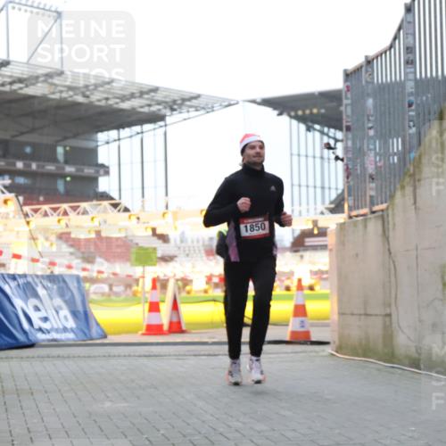 08.12.2024 - St. Pauli X-Mass-Run No. 14 H.Heesch http://msf.ph/oto/7488904 08.12.2024 09:54:21 Ziel 216, 1718, 1850, 1850 meine-sportfotos.de