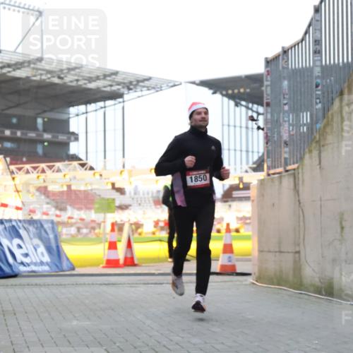08.12.2024 - St. Pauli X-Mass-Run No. 14 H.Heesch http://msf.ph/oto/7488910 08.12.2024 09:54:21 Ziel 216, 1718, 1850, 1850 meine-sportfotos.de