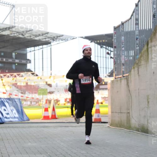 08.12.2024 - St. Pauli X-Mass-Run No. 14 H.Heesch http://msf.ph/oto/7488915 08.12.2024 09:54:21 Ziel 216, 1718, 1850, 1850 meine-sportfotos.de