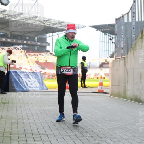 08.12.2024 - St. Pauli X-Mass-Run No. 14 H.Heesch http://msf.ph/oto/7488918 08.12.2024 10:03:40 Ziel 253, 406, 809, 1385, 2822, 3260 meine-sportfotos.de