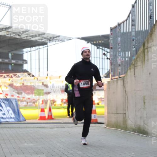 08.12.2024 - St. Pauli X-Mass-Run No. 14 H.Heesch http://msf.ph/oto/7488923 08.12.2024 09:54:21 Ziel 216, 1718, 1850, 1850 meine-sportfotos.de