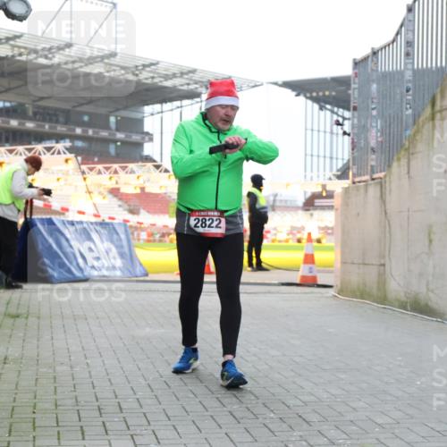 08.12.2024 - St. Pauli X-Mass-Run No. 14 H.Heesch http://msf.ph/oto/7488925 08.12.2024 10:03:40 Ziel 253, 406, 809, 1385, 2822, 3260 meine-sportfotos.de